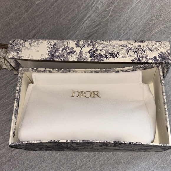 Christian Dior white velvet make up bag/clutch - Picture 8 of 8
